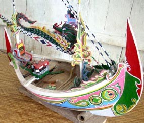 Limbah Sandal Disulap Jadi Miniatur Perahu